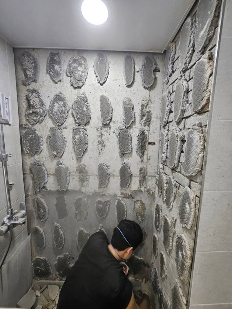 임진강역 당동주공 화장실 바닥 미끄럼방지 논슬립 타일 덧방 및 물매(구배) 교정